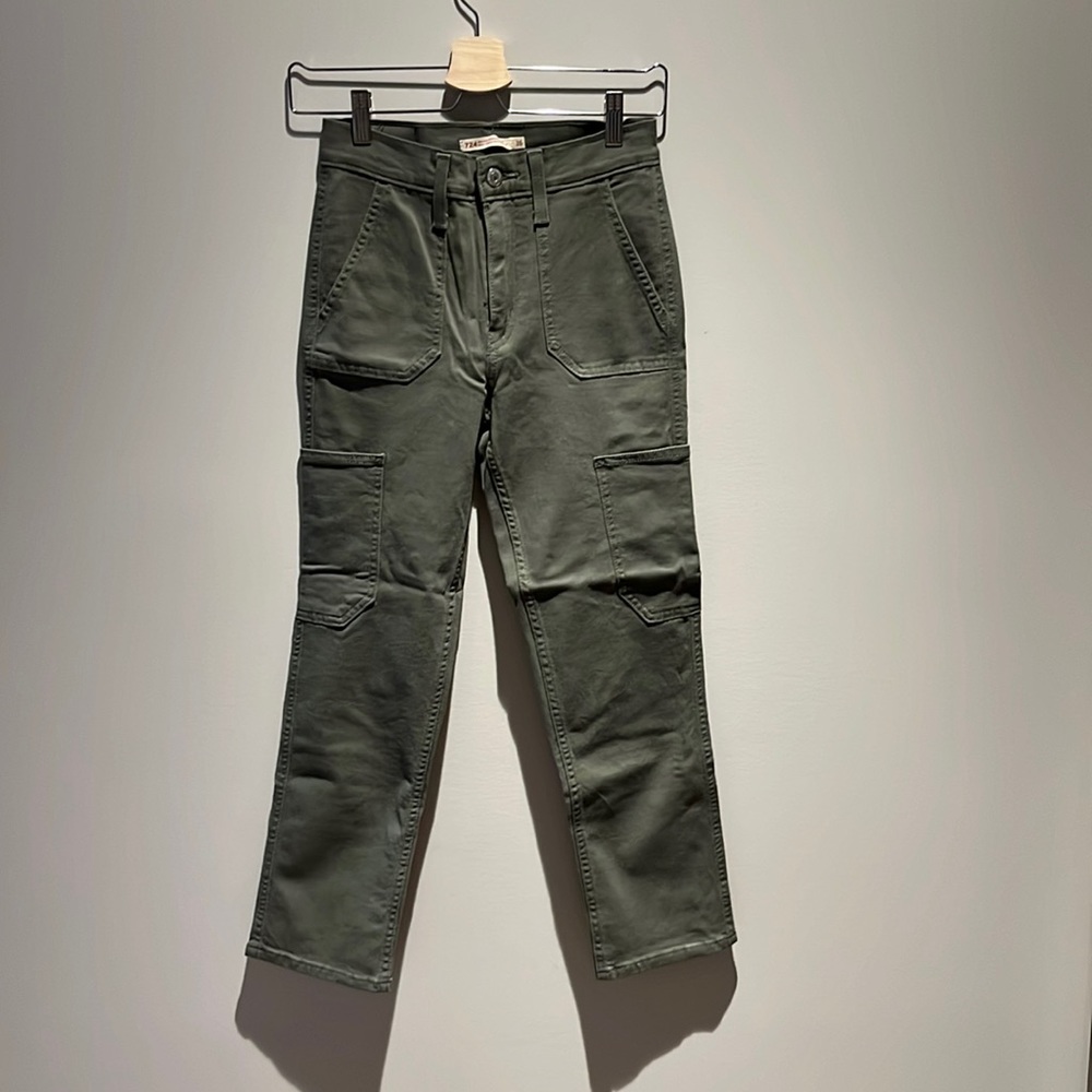 Levi’s 724 high rise straight crop cargo pants in olive green